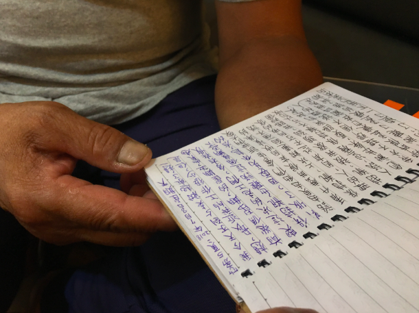 人生百味開辦「無家者寫作班」，徐大哥在老師的帶領，寫下自己的生命故事。 圖：詹婉如／攝