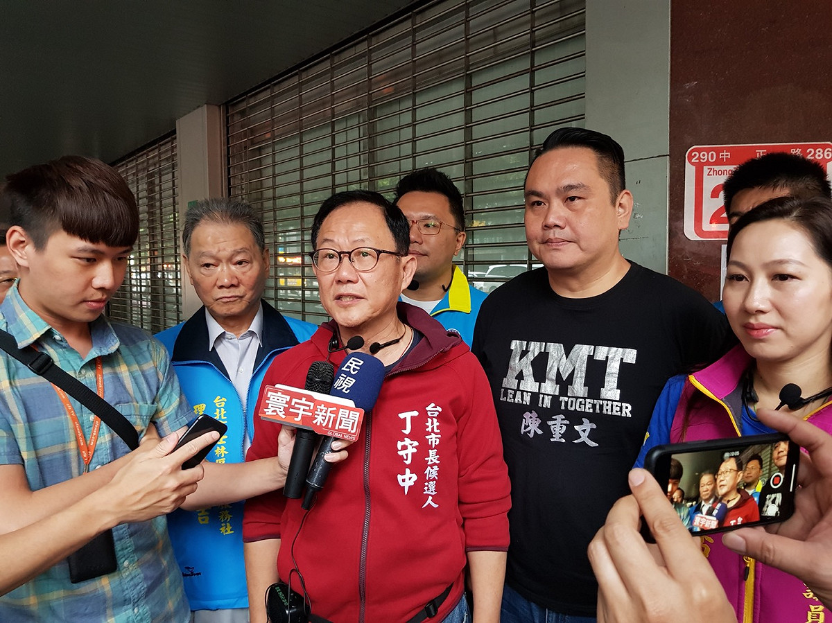 選舉進入倒數衝刺階段，丁守中上午到士林華榮市場拜票，彷若回到娘家大本營。 圖：丁守中辦公室/提供