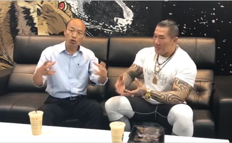 館長陳之漢９日於直播平台專訪韓國瑜，不料隔天自己的臉書帳號便遭停權七天，讓館長不禁大罵三字經，並表示陳其邁也可以來，只怕他招架不住。
 圖：翻攝自韓國瑜臉書