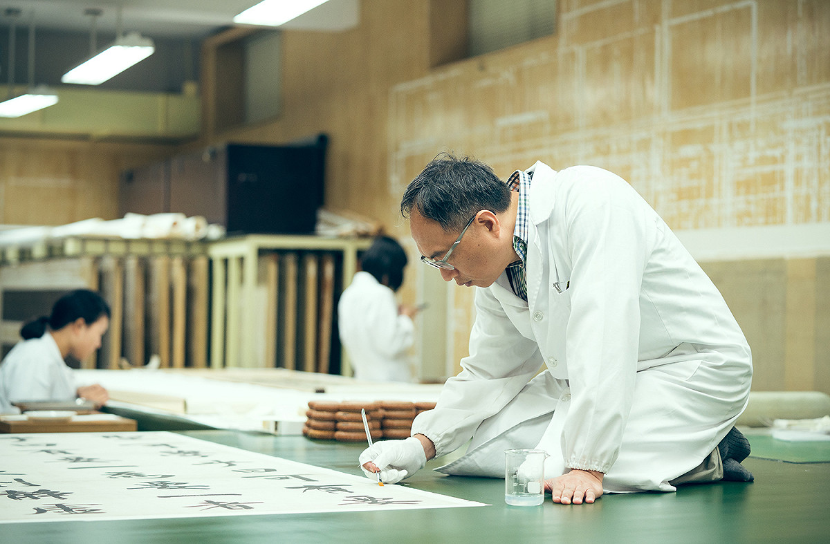 古物修復師也可以稱作「歲月修復師」，是份除了專業外更需要耐心與熱情的職業。 圖：中華文化總會／提供