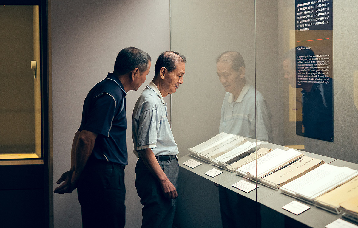 賴清忠於1974年時，因緣際會在師傅林茂生帶領之下進入故宮，學習檔案文獻與善本古籍修復，從此踏上古物修復之路。 圖：中華文化總會／提供