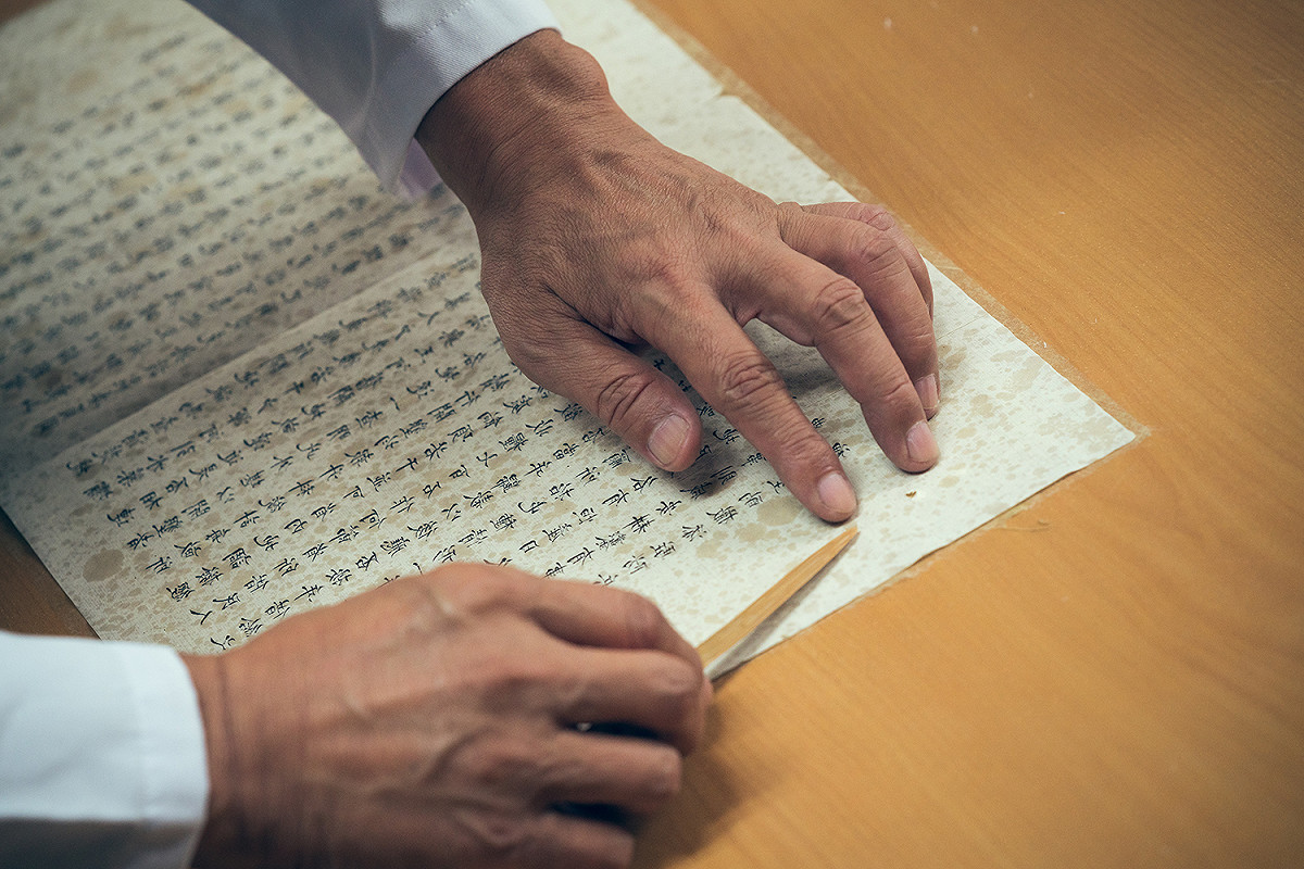 師徒倆在面對修復時，秉持「古物有靈」，以對待「人」的方式對待文物，將現下的修復步驟詳實記下。 圖：中華文化總會／提供