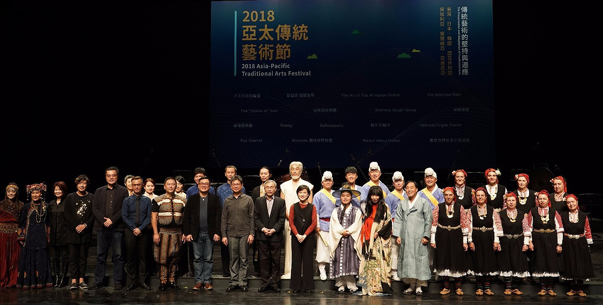 2018亞太傳統藝術節開幕記者會由文化部部長鄭麗君(中)、國立傳統藝術中心主任陳濟民(左10)，與專家學者及邀演團隊合照。 圖：國立傳統藝術中心提供