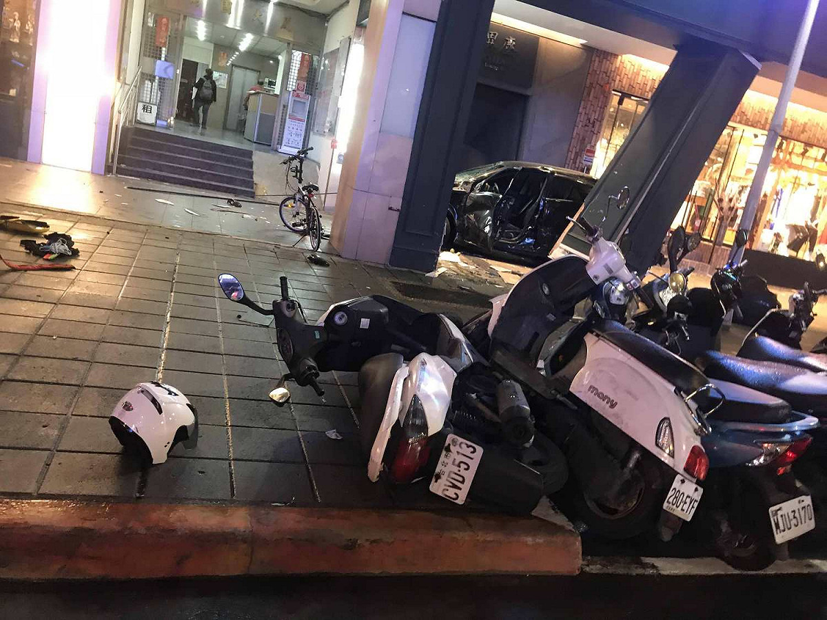 台北市松山區小巨蛋正對面的南京東路四段，傍晚驚傳嚴重車禍，目前已知是2死1命危。 圖：翻攝PTT