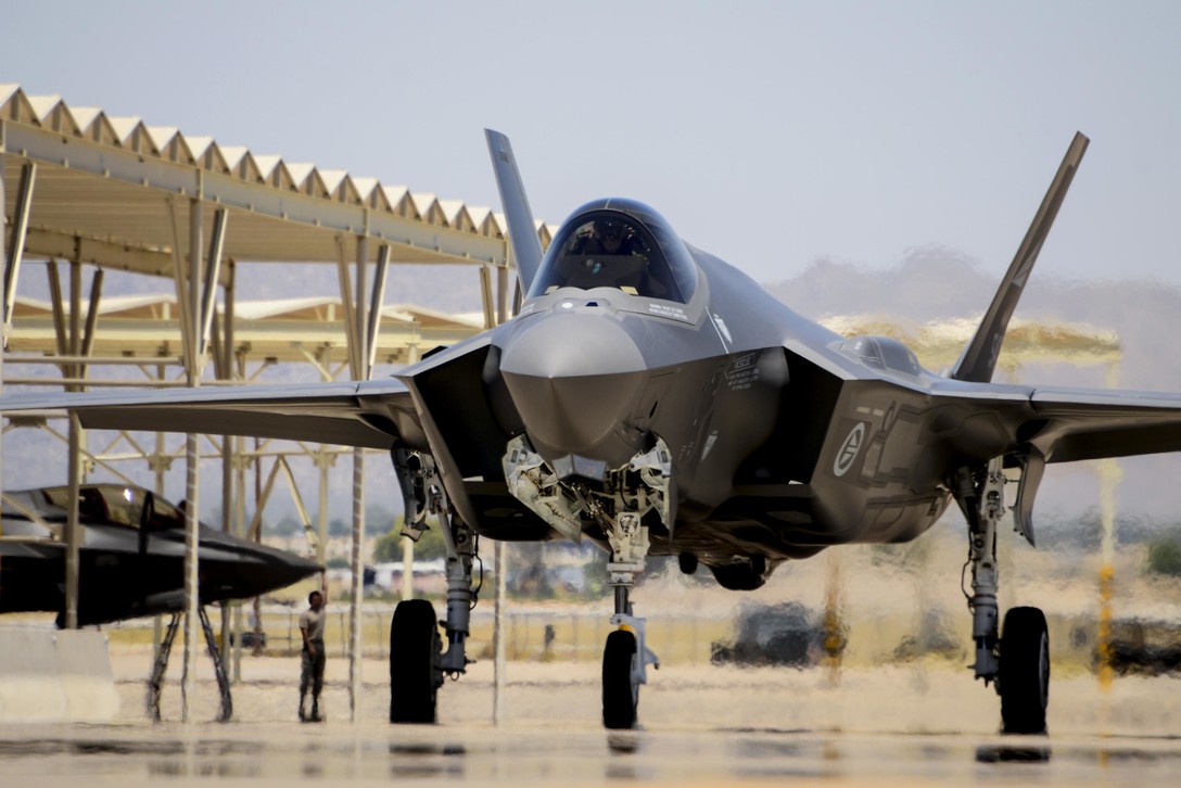 F-35隱形戰機被稱為歷史上最昂貴的武器系統，每架造價約1億美元以上，圖為挪威訂購的戰機抵達目的地。 圖：翻攝美國空軍官網/Airman 1st Class Alexander Cook