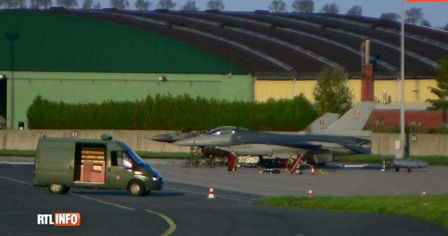 比利時佛洛雷恩斯空軍基地驚傳F-16戰機燒毀意外，軍事清防員搶救後，仍可見到燒黑的戰機。 圖：翻攝sudinfo.be網