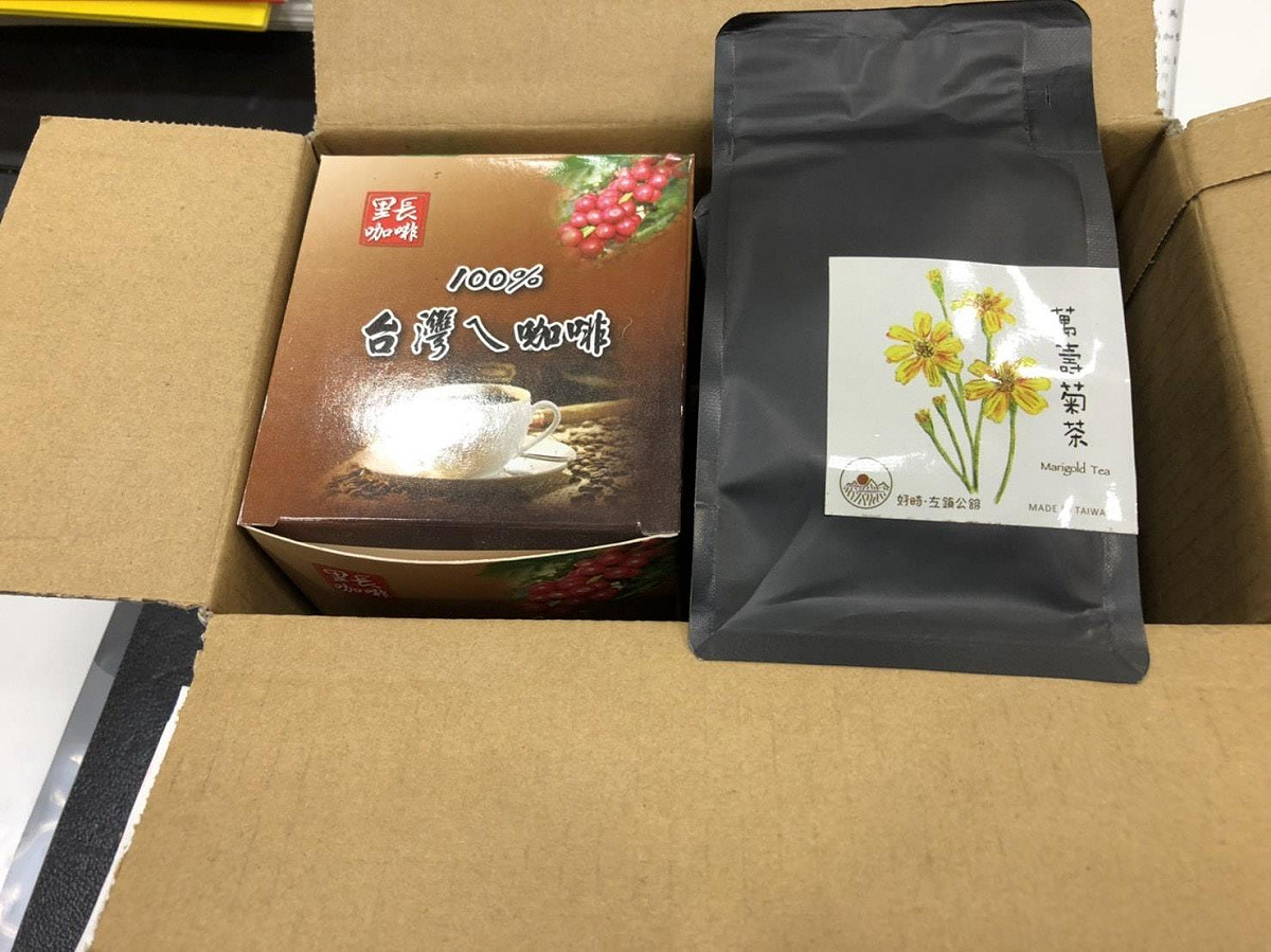 「天上掉下來的禮物」內裝咖啡 和茶。 圖：擷自立委鄭運鵬臉書