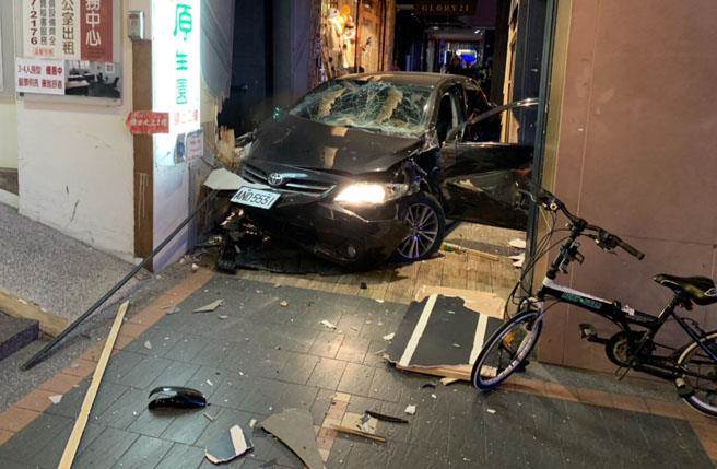 肇事車輛為謝男租借而來，無照飆速行徑囂張，事後仍無悔意，令眾人髮指。 圖：台北市消防局提供