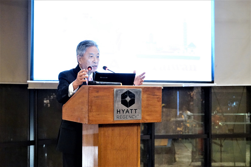 駐印度代表田中光11日晚間在新德里舉辦的台灣觀光推廣說明會上，向與會印度旅行業者介紹台灣「五合一」的觀光資源，絕對是印度旅客最佳旅遊地點。 圖：中央社