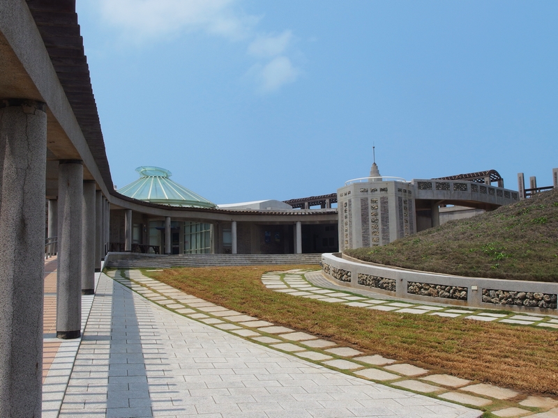 小門地質館，共有8個展示區，以圖片及文字詳細解說澎湖地質風貌，實景的縮小模型，以及標本、岩石等實物的展示。 圖：截自澎湖國家風景區網頁