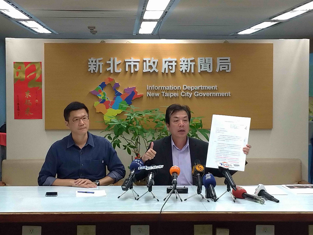 新北市府發言人張其強 (左)、環保局長劉和然談深澳電廠停建，籲中央完備法令別「打假球」。
 圖：新北市環保局提供