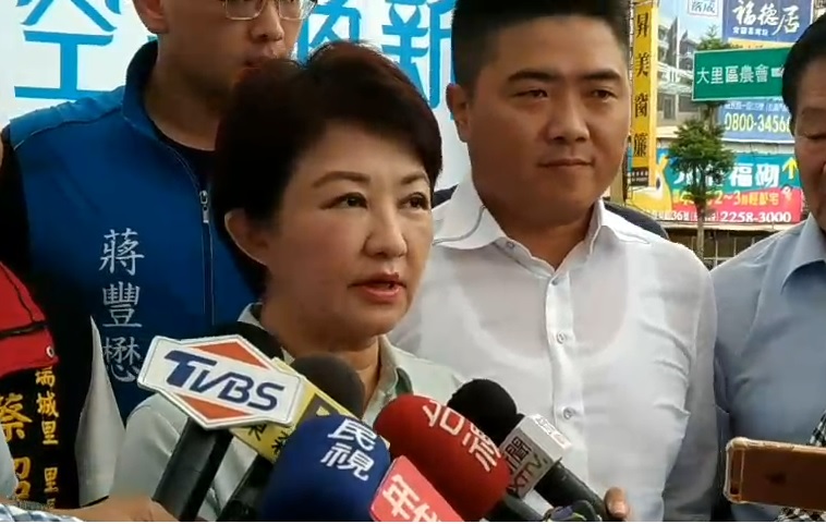 盧秀燕說，賴清德的中火燃煤機組退場說，是「選前握握手、選後下毒手」。 圖：盧秀燕競選總部提供(資料畫面)