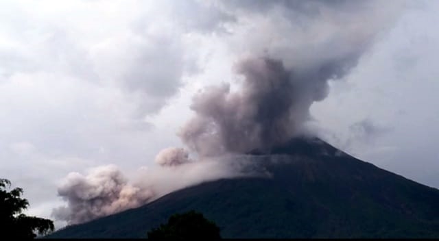 瓜地馬拉的火峰火山12日再度爆發，火山灰衝至雲霄。 （圖取自瓜地馬拉緊急事務處理署臉書facebook.com/conredgt）