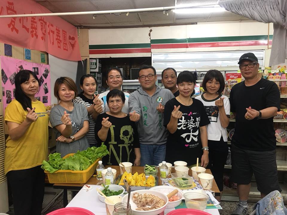 許乃文與高雄市新住民互助發展協會郭冠霖理事長一起舉辦新住民客廳會。 圖：翻攝許乃文臉書