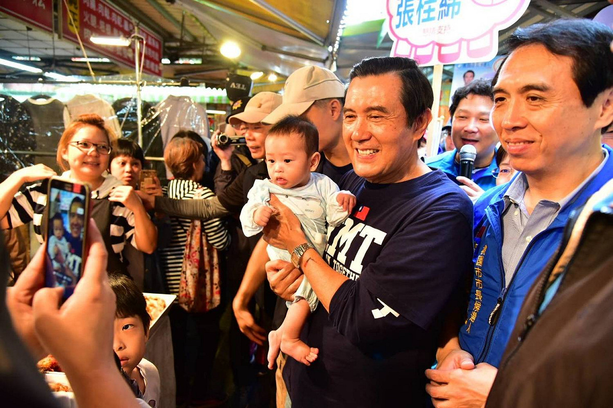 馬英九７訪桃園陪同市長候選人陳學聖及議員參選人到市場掃街拜票。 圖：陳學聖競選辦公室／提供