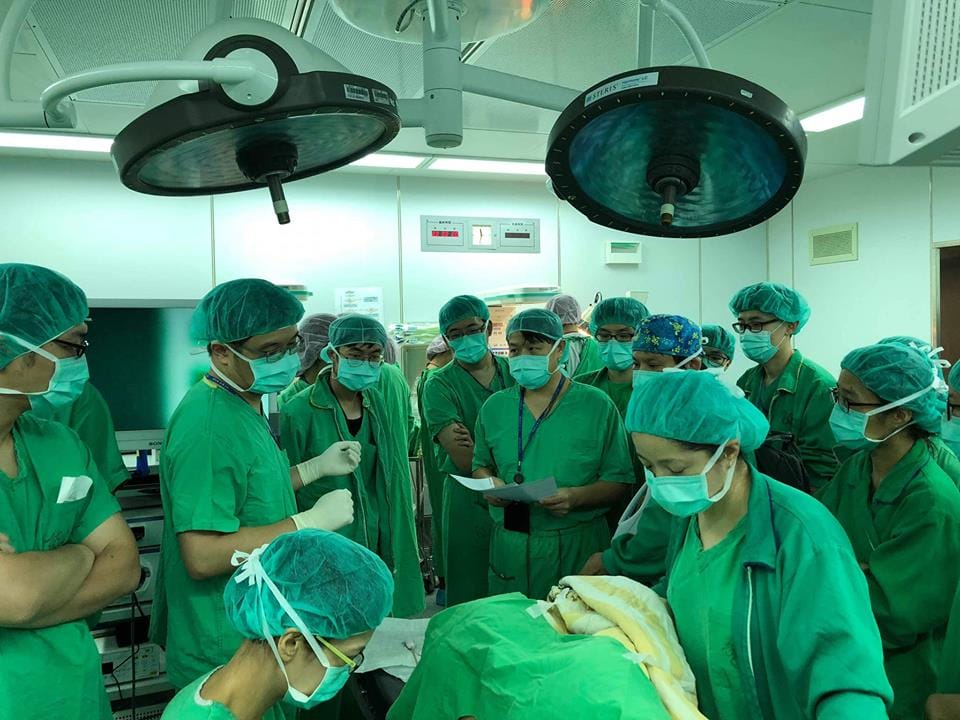 台大醫學院婦產部主治醫師施景中昨（13）天在臉書上發文，說3、40人的團隊擠在手術室搶救一名孩童病患，結果卻不盡人意，知道了身為人類的渺小。 圖：翻攝自施景中臉書