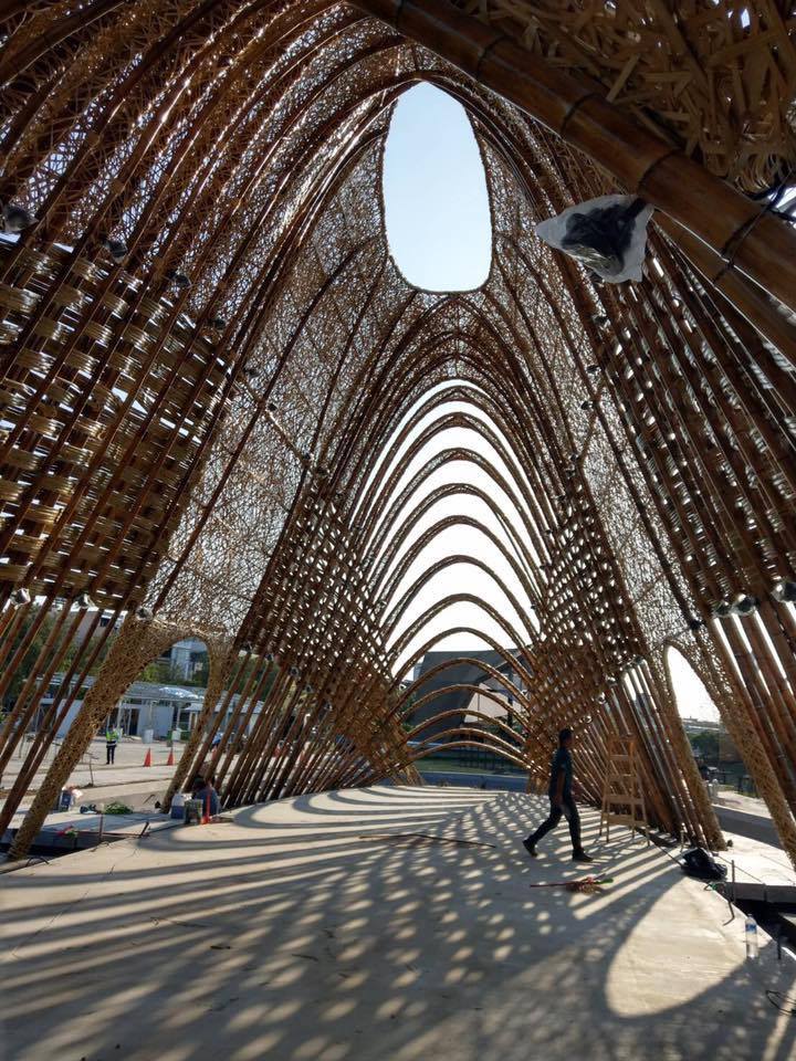 經發局說，竹跡館結構鏤空，四周有大面積的竹編技藝，讓館內空間充滿竹林自然光影，再以洗練磨石地版、外圍環繞式的水池、桂竹園藝造景及夜間燈光裝置點飾建築；館外則有一座栽種台灣榆樹的瞭望平台和觀景草坡。 圖：翻攝自竹籟文創