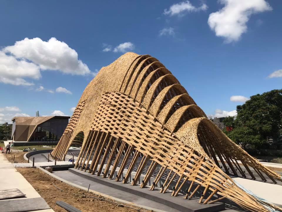 2018台中世界花博「竹跡館」，今（13）日在花博葫蘆墩公園第四區搶先亮相！「竹跡館」以種籽輪廓為概念，打造象徵中央山脈的建築。 圖：翻攝自竹籟文創