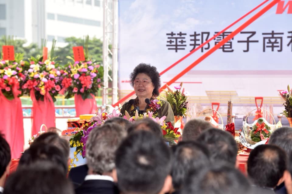 陳菊今天為民進黨市長候選人陳其邁、議員候選人何權峰站台。陳菊表示，市長這一仗是高雄價值、方向的選擇，呼籲市民選「同心的人」。 圖：翻攝陳菊臉書