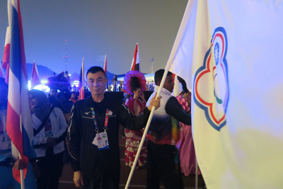 2018印尼亞洲帕拉運動會閉幕式，中華亞帕運代表團13日約有40人參加，由本屆保齡球視障組3人賽金牌選手謝宗翰（中）掌旗，跟著各國代表一起進入會場。 圖/中央社(殘障體總提供)