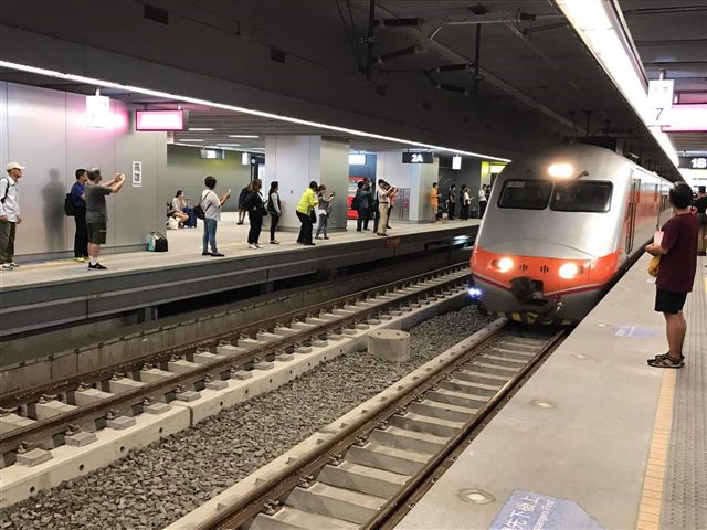 台鐵首班進入地下道的列車今(14)天早上6:34分進入高雄火車站。 圖 : 翻攝自高雄好過日