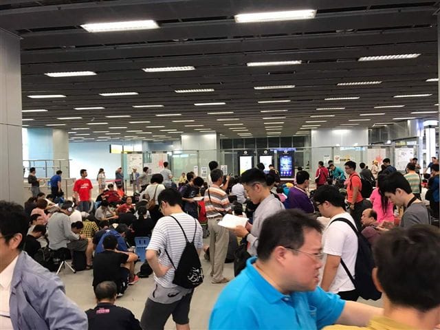 早鳥通車族守候在月台上，一見列車進站，紛紛拿起相機拍照，記錄這歷史性的一刻。 圖 : 翻攝自高雄好過日