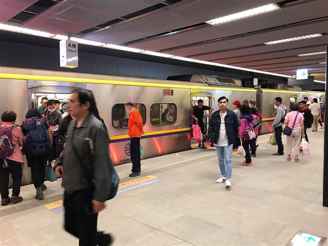 早鳥通車族守候在月台上，一見列車進站，紛紛拿起相機拍照，記錄這歷史性的一刻。 圖 : 翻攝自高雄好過日