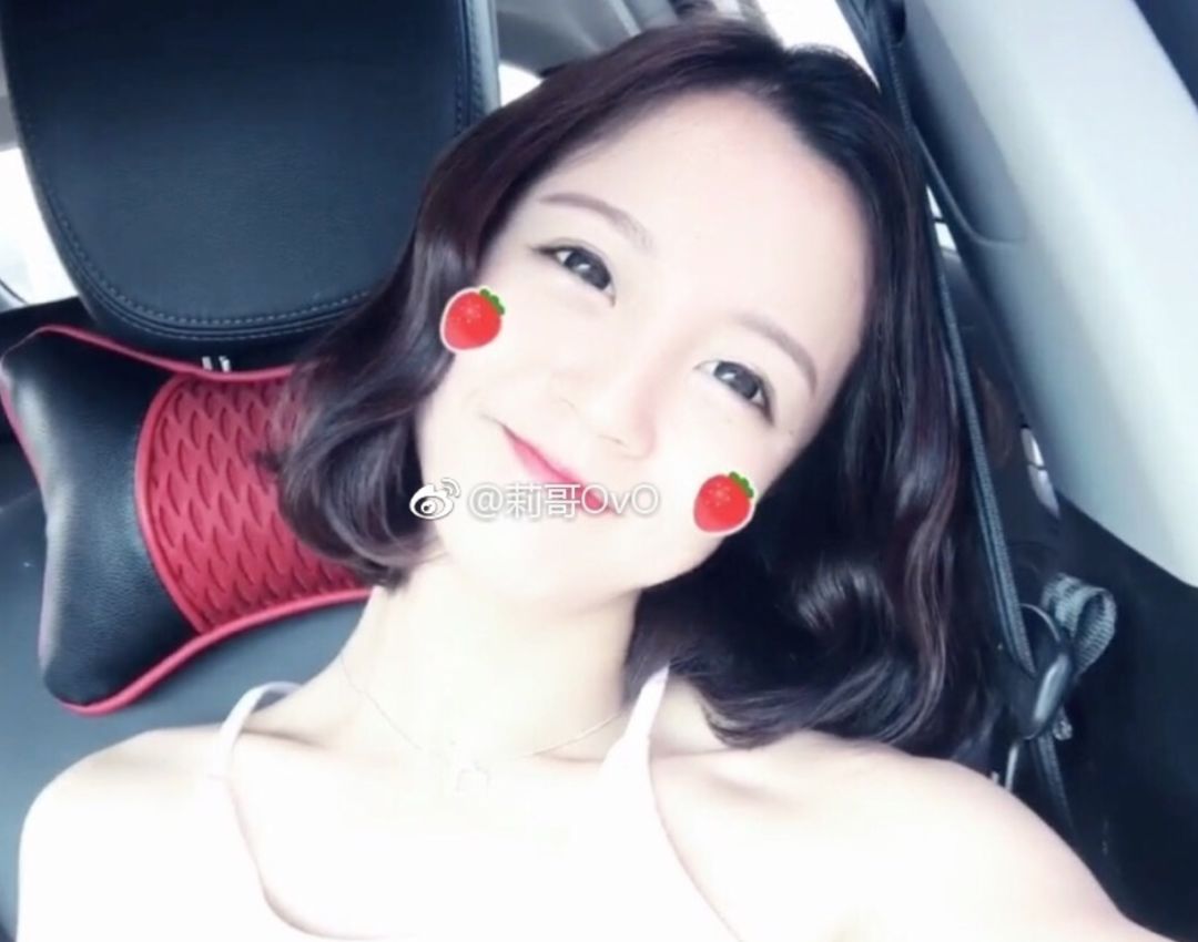 中國網紅直播主楊凱莉「莉哥OvO」，在直播時因嘻笑唱國歌遭到檢舉。 圖：取自楊凱莉微博