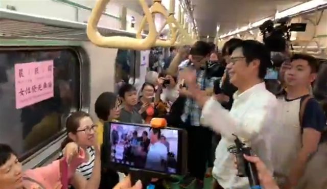 陳其邁搭末班車，民眾搶拍。 圖 : 翻攝自網路