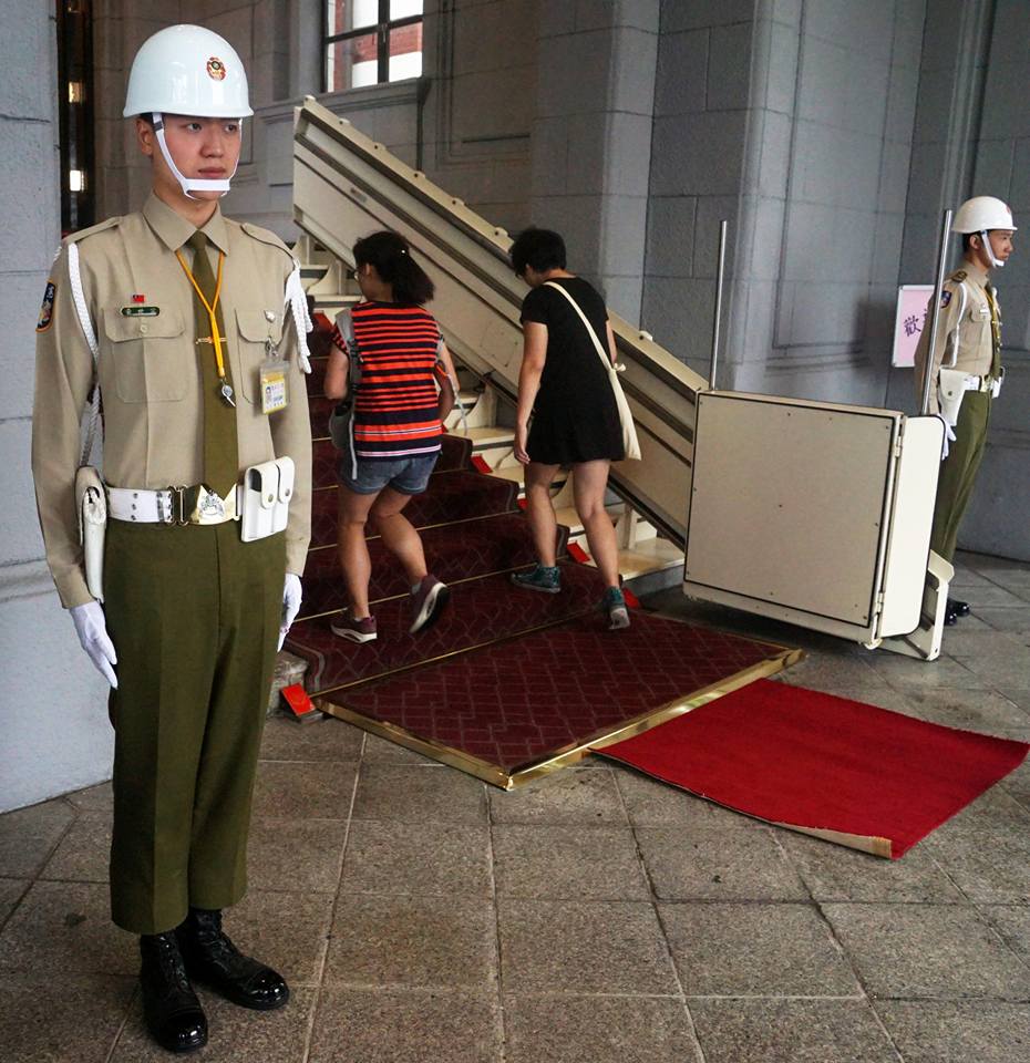 陳姓憲兵於總統府服役期間，涉嫌偷拿一名士官長的信用卡盜刷。照片中憲兵非當事人。 圖 : 翻攝自憲指部發言人臉書