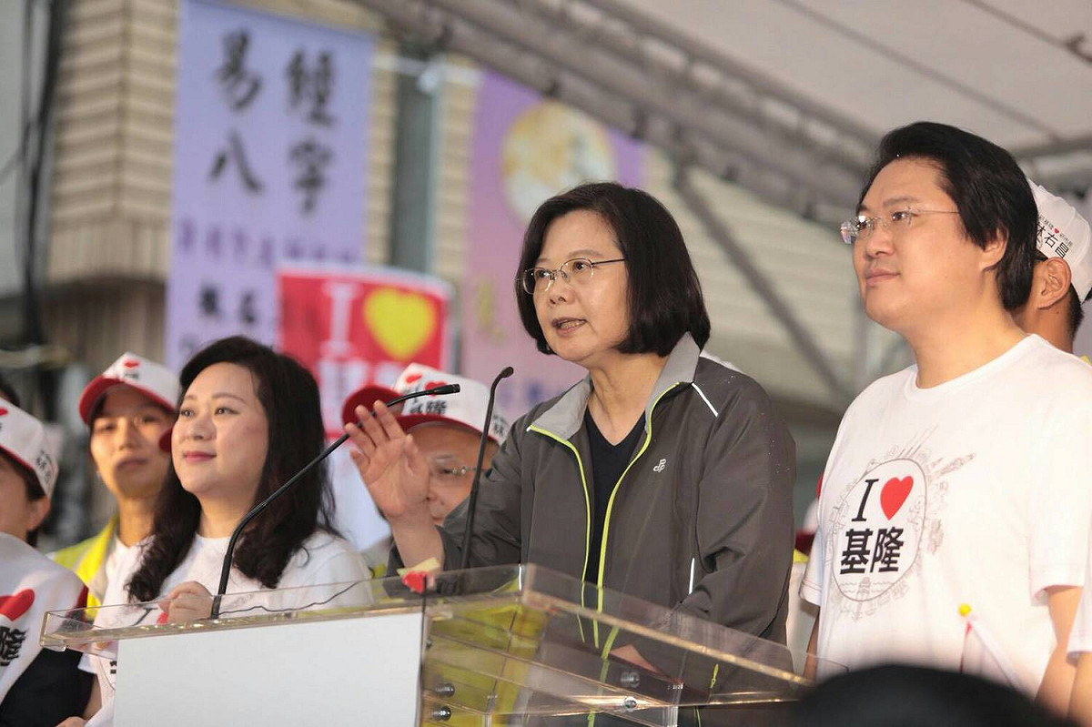 蔡英文拜託選民再給基隆市長林右昌四年的時間為基隆做建設。 圖：民進黨/提供