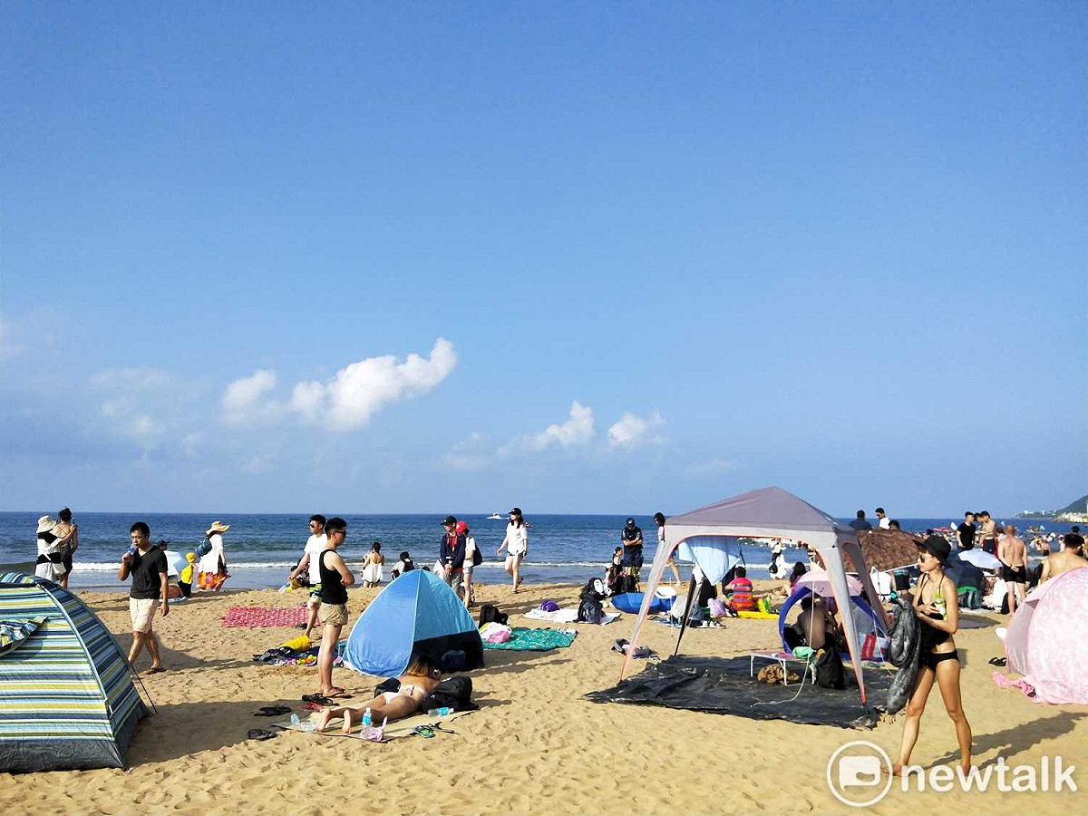 福隆海水浴場竟出現大浪，將正在練習風浪板的三名遊客捲走。資料照片。 圖：張家綺／攝