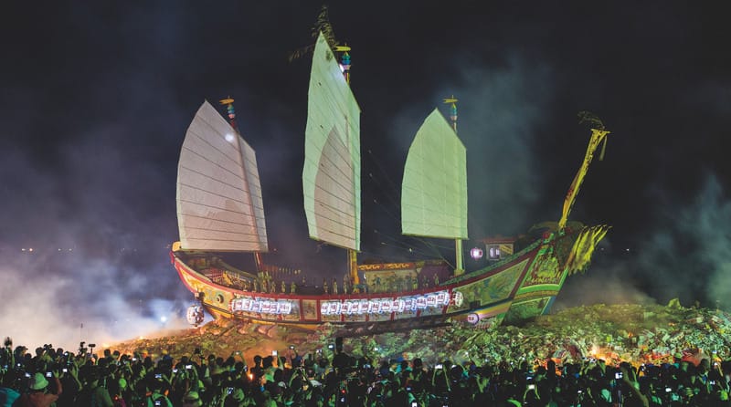 3年1科的東隆宮迎王平安祭典因依循清朝至今的古禮，有許多的禁忌神秘色彩，而且有全台最大的「燒王船」儀式，象徵帶走厄運，留下祝福與平安。 圖 : 東隆宮/提供