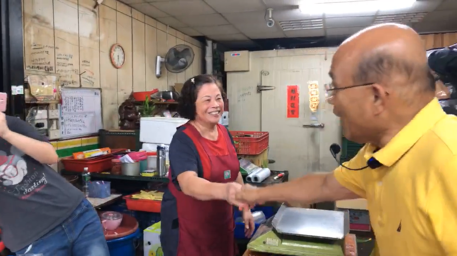 蘇貞昌13日到三峽拜票，他表示現在的市民都很熱情。 圖：翻攝蘇貞昌臉書