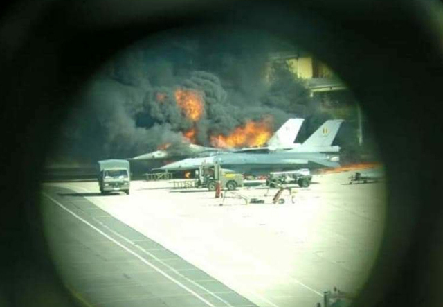 由於F-16已滿載燃油準備起飛，中彈後立刻爆炸起火，火勢還波及旁邊另一架F-16。 圖：翻攝Scramble Magazine的粉專
