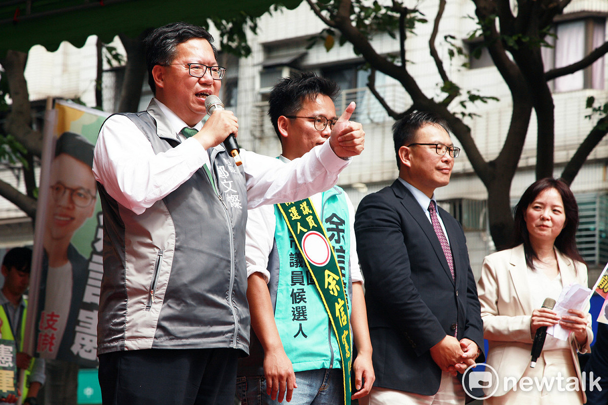 鄭文燦讚許余信憲和他當年參選縣議員時同樣都是30歲，在沒有任何派系支持及奧援的情況下，勤跑基層，有著「強烈的菜鳥精神」。 圖：林昀真／攝