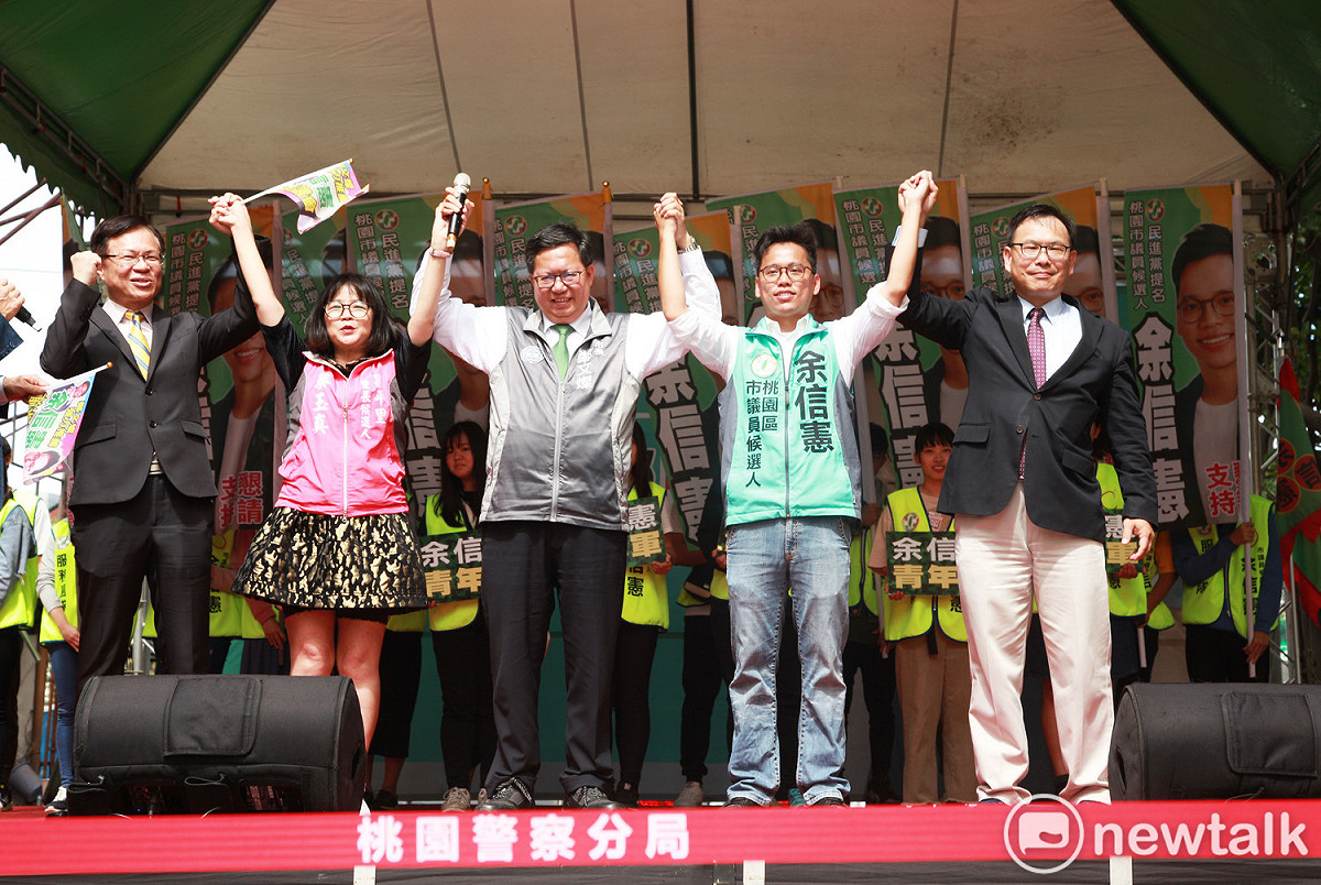 桃園市民進黨籍市議員候選人余信憲與市長鄭文燦聯合競選總部成立大會上，包括張啟楷、蔡玉真及汪潔民等電視名嘴現身站台力挺。 圖：林昀真／攝