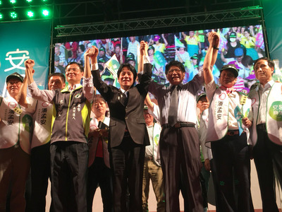 民進黨屏東縣長參選人潘孟安（前排右3）競選總部14日晚間成立，行政院長賴清德（前排左2）到場站台表示，高鐵延伸到屏東，交通部已進入最後評估階段，相信沒多久大家就會聽到好消息。 圖：中央社