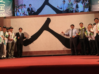 民進黨屏東縣長參選人潘孟安（右4）競選總部14日晚
間成立，行政院長賴清德（左3）到場站台，為潘孟安
拉抬聲勢。 圖：中央社