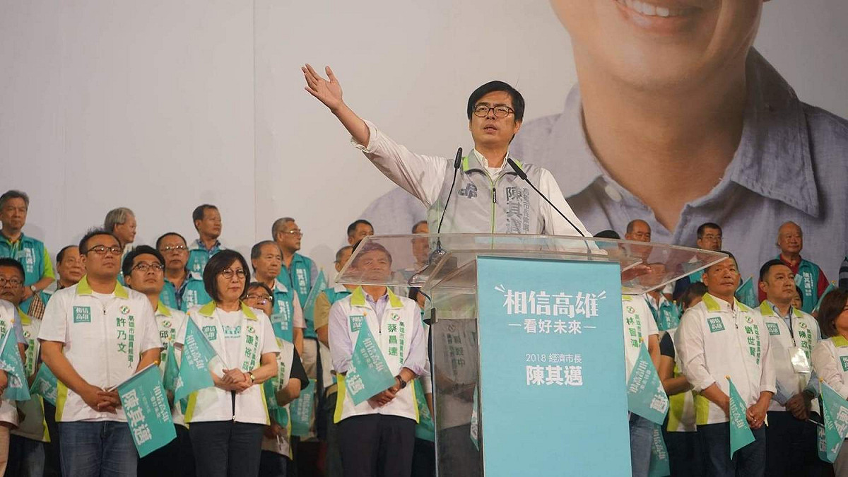 陳其邁表示，在過去國民黨執政時期，高雄長期不受重視，除了重工業留污染、錢進中國債留台灣、建設更重北輕南。 圖：陳其邁競選辦公室/提供