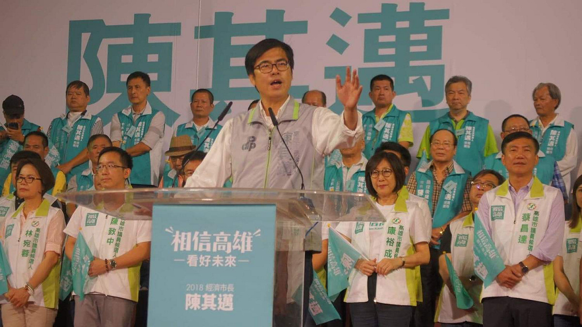 陳其邁表示，面對產業轉型的關鍵時刻，要如何渡過陣痛期非常重要，他在招商引資，韓國瑜卻談太平島挖石油，他在爭取橋頭科學園區，韓國瑜卻是要在旗津蓋賭場，他要開發亞洲新灣區，韓國瑜卻是向下沈淪，在愛河蓋摩鐵摩天輪，
選擇韓國瑜就是選擇退回國民黨執政的重北輕南、全部靠中國的道路，陳其邁呼籲市民選擇一條正確的道路，選擇為高雄打拼實在的道路。 圖：陳其邁競選辦公室/提供