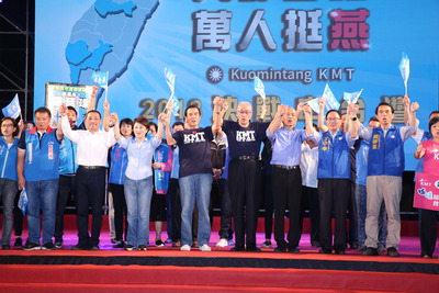國民黨14日晚間在台中市太平區運動場舉辦「6都合體萬人挺燕 2018決戰中台灣」晚會，前總統馬英九（前左5）、黨主席吳敦義（前右5）陪同6都市長參選人合體造勢，籲請選民支持。 圖：中央社