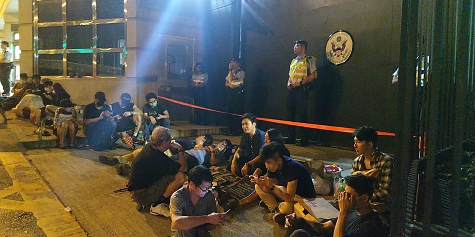 香港獨立聯盟與學生獨立聯盟成員14日徹夜守在美國駐港領事館外，聯盟召集人陳家駒（前排坐者中）強調，香港有言論自由。 圖：翻攝Campus TV, HKUSU 香港大學學生會校園電視臉書