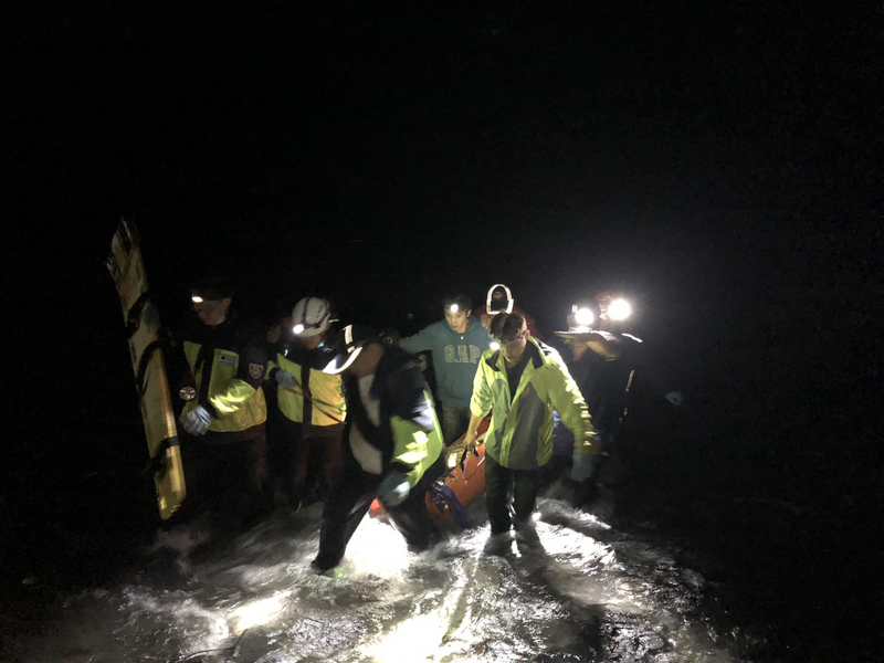 宜蘭縣消防局14日深夜11時35分接獲通報，桃園市復興區50歲卓姓男子與4名友人上山打獵，疑似天雨路滑，卓男失足誤擊發槍枝，子彈打中右腋下，經送醫搶救後宣告不治。 圖 : 翻攝自網路
