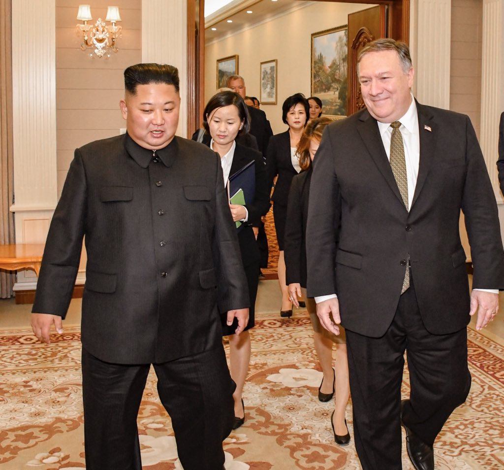 朝鮮領導人金正恩（前排左起）接見來訪的美國國務卿蓬佩奧，相談甚歡，卻爆出拒絕提供美方核設施清單。 圖：翻攝蓬佩奧推特