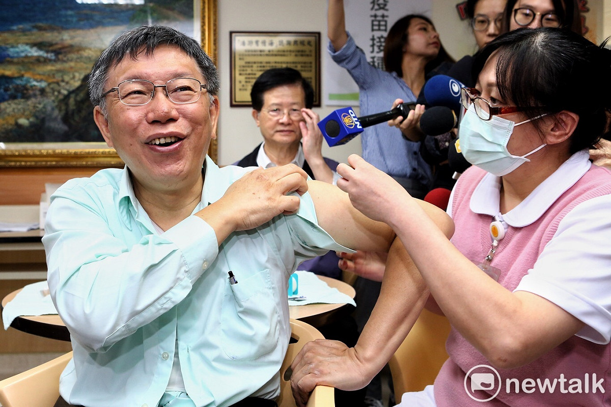 台北市長柯文哲今（15）日帶頭示範施打公費流感疫苗。 圖 : 張良一 / 攝