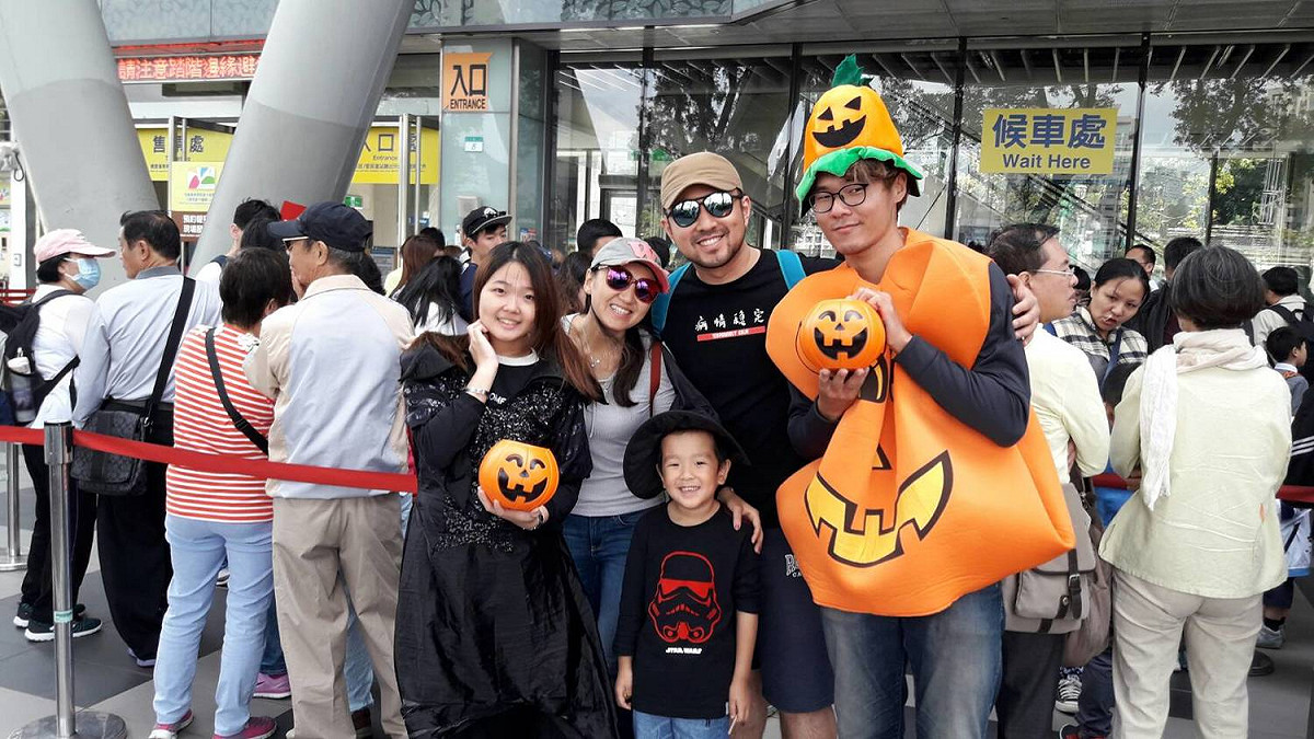 10月27日至10月28日期間，貓空纜車的工作人員，會發放糖果和民眾一起分享熱鬧的萬聖節氣氛。 圖：臺北大眾捷運／提供