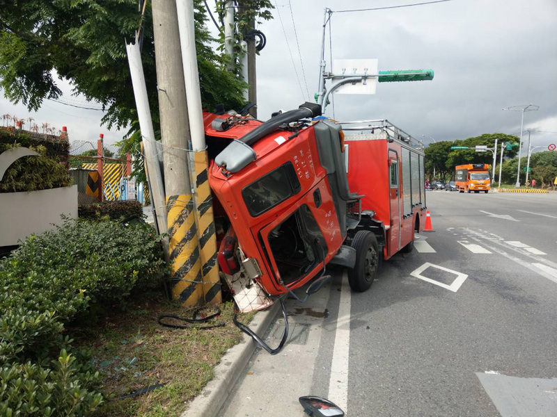 台北市消防局15日上午9時10分獲報，一輛消防車在大度路一段往市區方向疑似失控撞上電桿，車上駕駛光明分隊李姓小隊長現場無呼吸心跳，送醫急救不治。 圖 : 民眾/提供