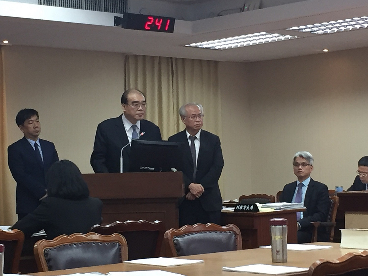 內政部次長陳宗彥（左一）、內政部警政署副署長邱豐光（左二）、法務部次長張斗輝（右二）、中選會主委陳英鈐（右一）今天到立法院內政委員會專題報告與備詢。 圖：趙婉淳／攝