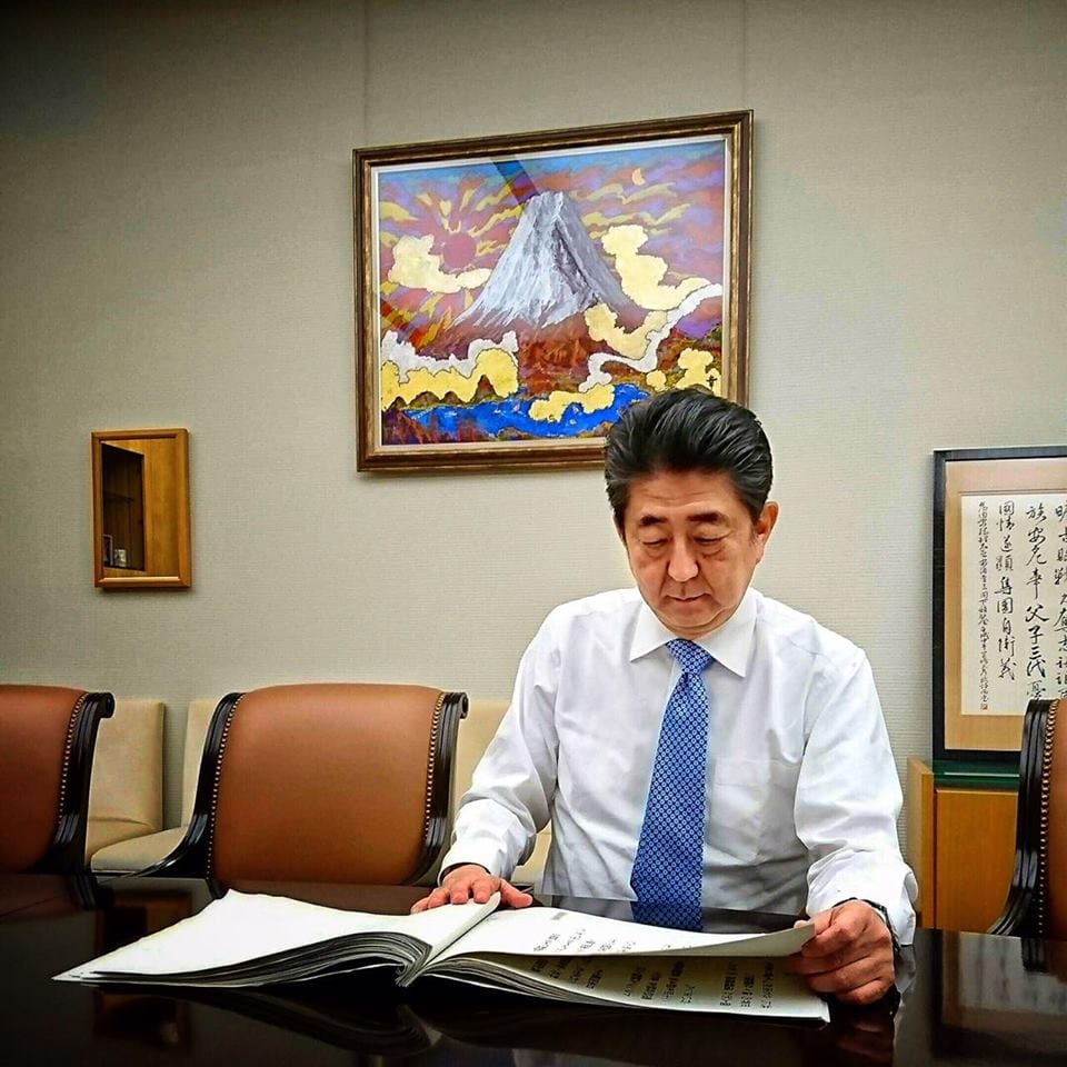 日本將於2019年10月1日起將消費稅增加至10%。首相安倍晉三表示，將研擬配套措施，例如以外帶和內用來區隔不同的稅率，盼能減少衝擊。 圖：翻攝安倍晉三臉書/資料畫面